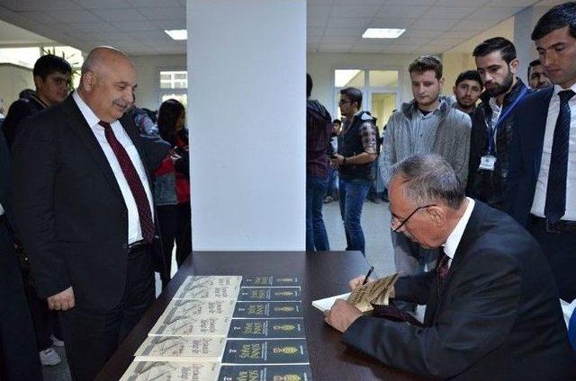 Eğitimci Yazar Ali Bozkurt Üniversitede Konferans Verdi