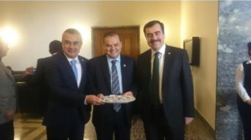 Ak Parti&rsquo;nin Aydın Vekillerinden Yemin T&ouml;reninde İncir İkramı