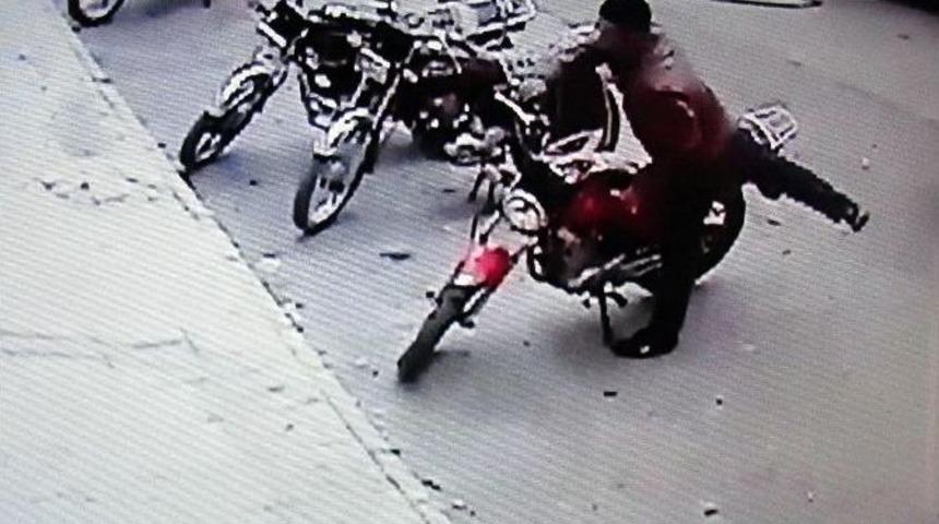 Gaziantep&rsquo;te Motosiklet Hırsızlığı G&uuml;venlik Kamerasında