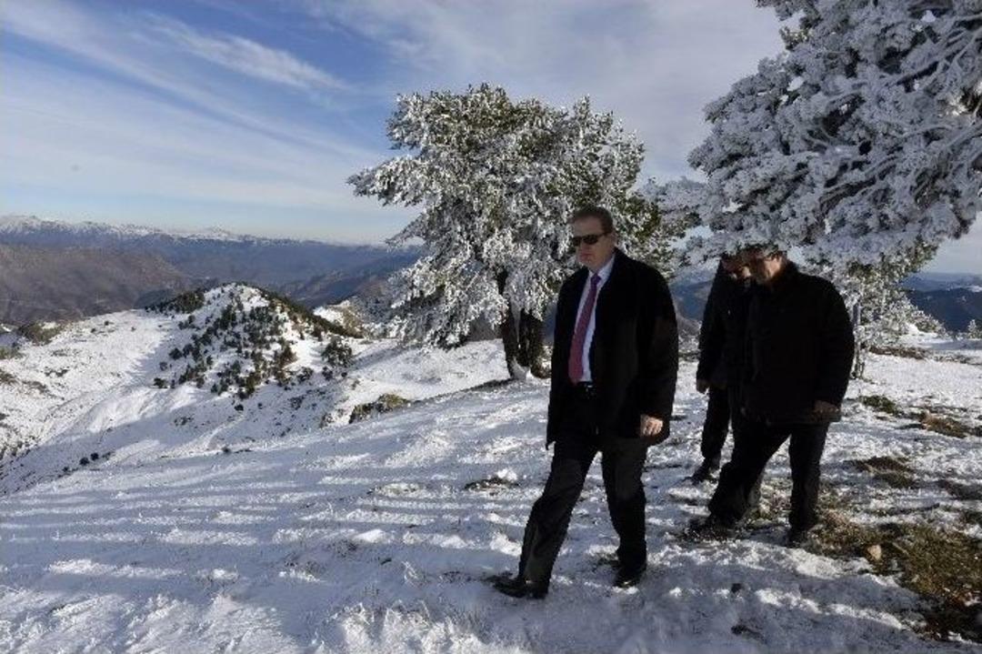 G&uuml;m&uuml;şhane Valisi Y&uuml;cel Yavuz S&uuml;leymaniye Kayak Merkezinde İncelemelerde Bulundu