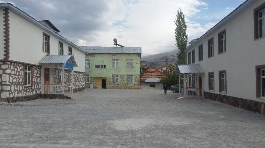 Okul Bah&ccedil;elerine Kilitli Parke Taşı D&ouml;şendi