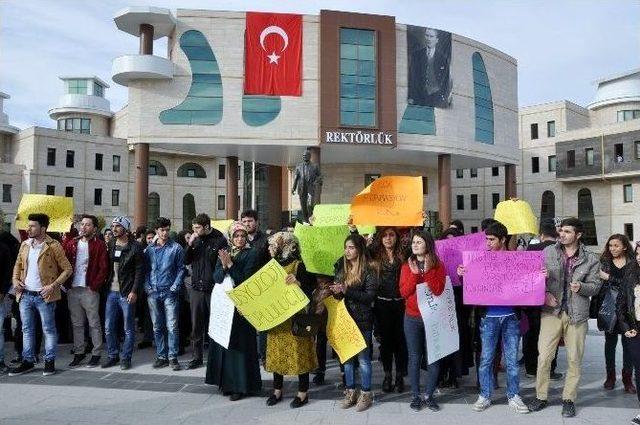 Öğrenciler Yök’ü ’yaylalar’ Şarkısıyla Protesto Etti