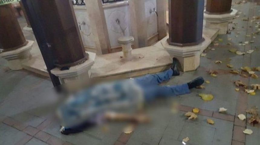 Cami Avlusunda Kalp Krizi Ge&ccedil;irerek Hayatını Kaybetti