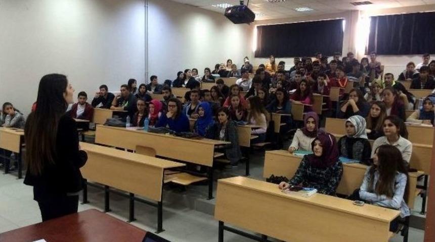 Kuyucak&rsquo;ta &Uuml;niversitelilere Kişisel Gelişim Eğitimi Verildi