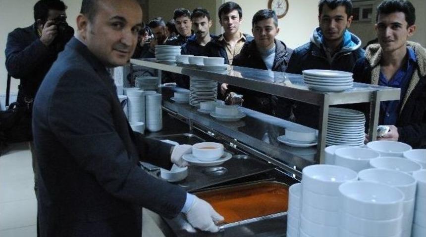 Rekt&ouml;r&uuml;n Gece &Ccedil;orbasına Selfie Yaparak Sevindiler