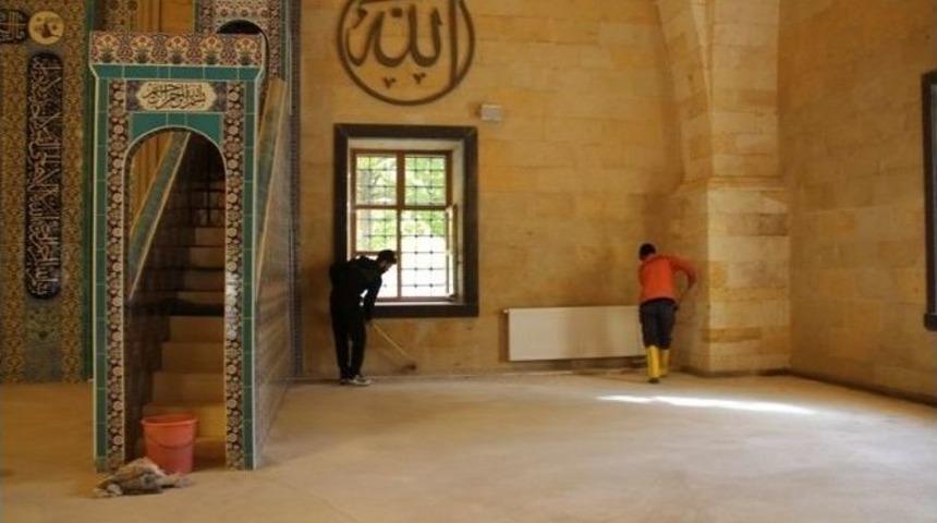 Avanos Merkez Camiinde Temizlik &Ccedil;alışmaları Yapılıyor