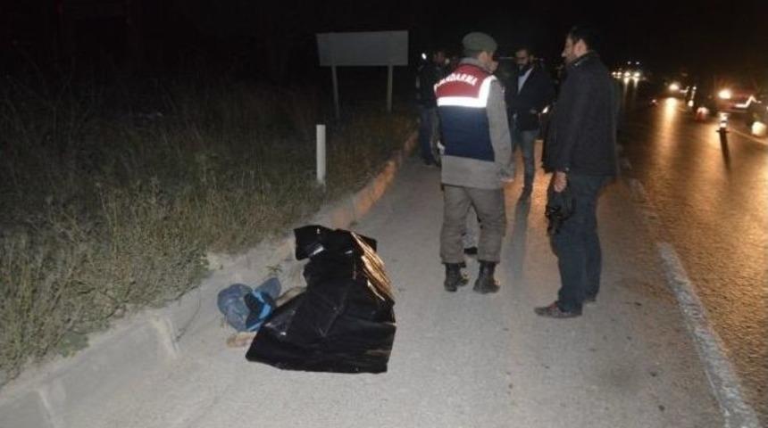 Metrelerce S&uuml;r&uuml;klendiği Otomobilin Altında Can Verdi