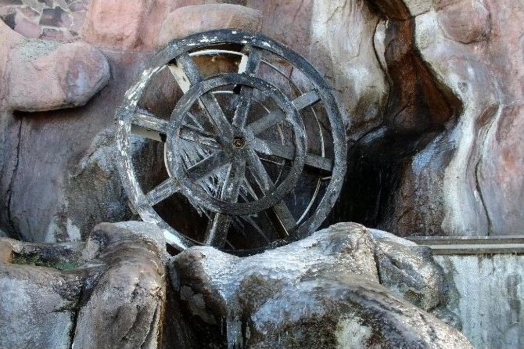 Erzurum&rsquo;da S&uuml;s Havuzları Buz Tuttu