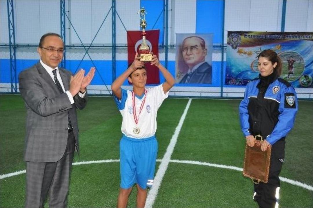 Erzincan Emniyeti &Ouml;ğrencilere &Ccedil;ogep İle Madalya Ve Kupa Dağıttı