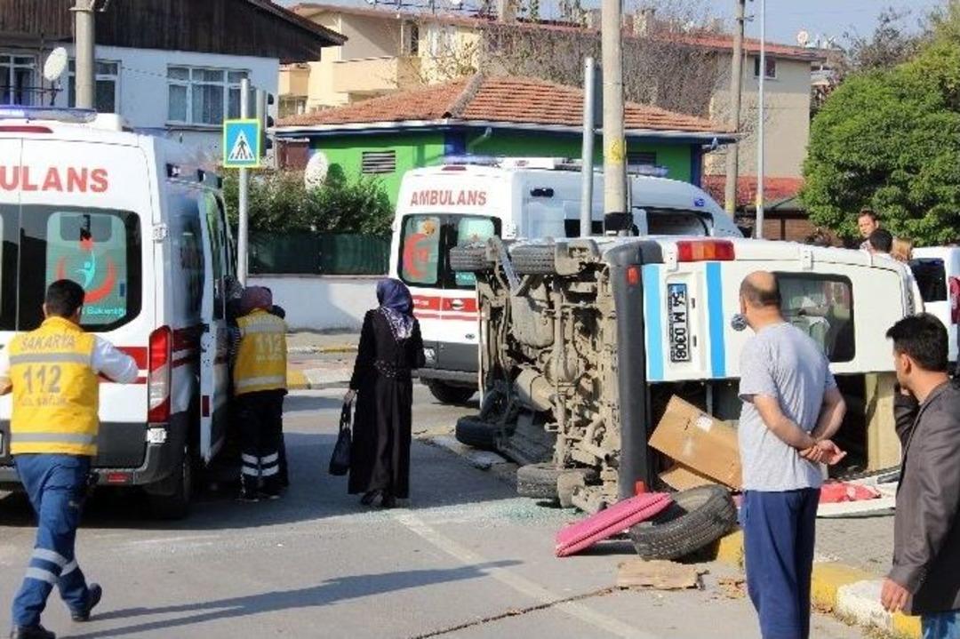 Sakarya&rsquo;da Yolcu Minib&uuml;s&uuml; Devrildi: 7 Yaralı