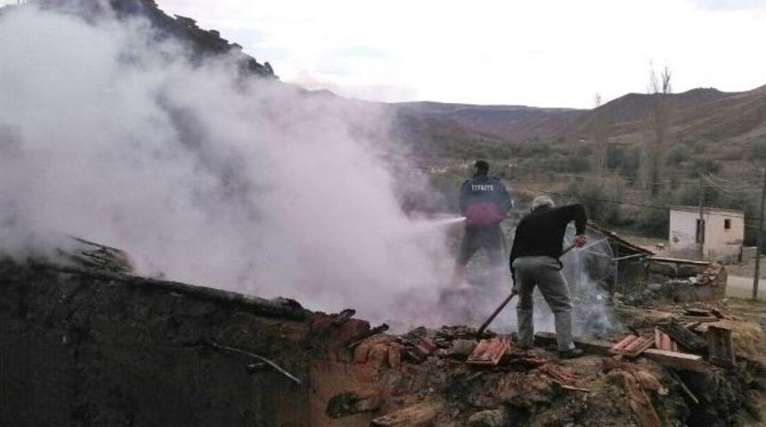 Sungurlu&rsquo;da Ahşap Ev K&uuml;l Oldu