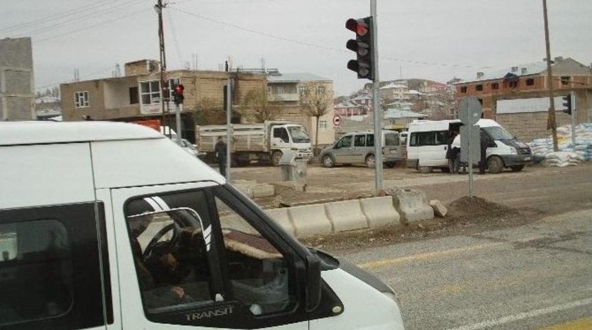 &Ouml;zalp İl&ccedil;esi Trafik Işıklarına Kavuştu