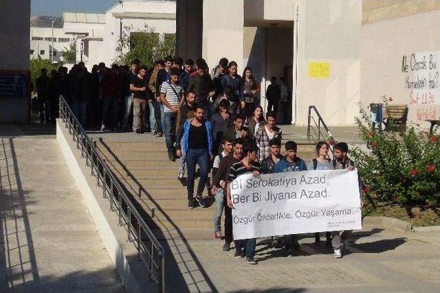 Mersin Üniversitesi’nde Yasa Dışı Yürüyüşe Polis Müdahalesi