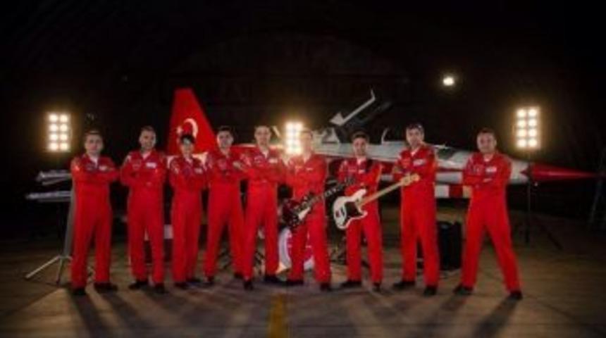 T&uuml;rk Yıldızları Bu Sefer Yerde S&uuml;rprize Hazırlanıyor