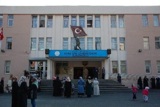 Zeytinburnu Belediyesi’nden Öğrencilere Diş Bakım Seti