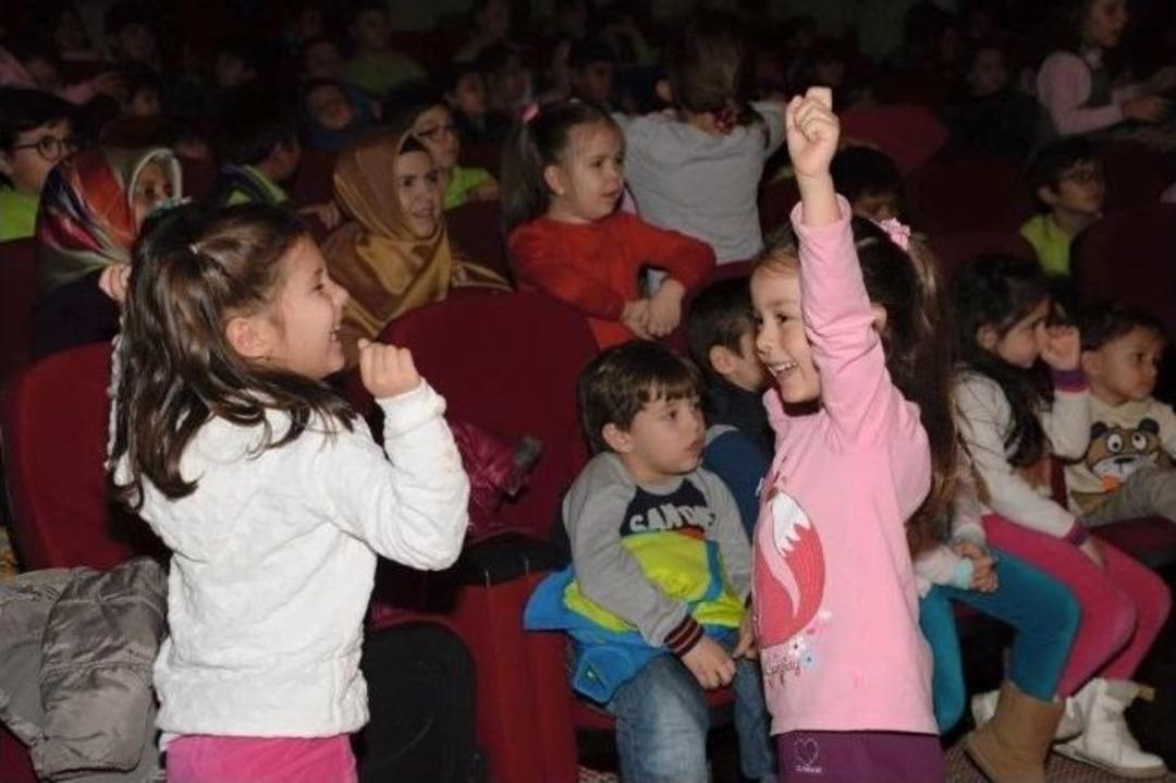Başkan Yağcı, &Ccedil;ocuklarla Birlikte Tiyatro Oyunu İzledi