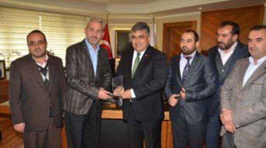 Din G&ouml;revlilerinden Başkan &Ouml;zg&uuml;ven&rsquo;e Plaket