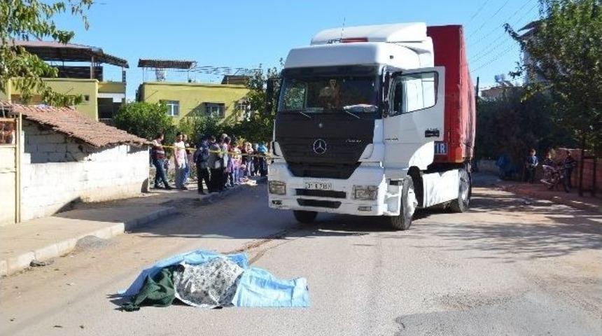 Tır&rsquo;ın Altında Kalan Yaşlı Kadın &Ouml;ld&uuml;