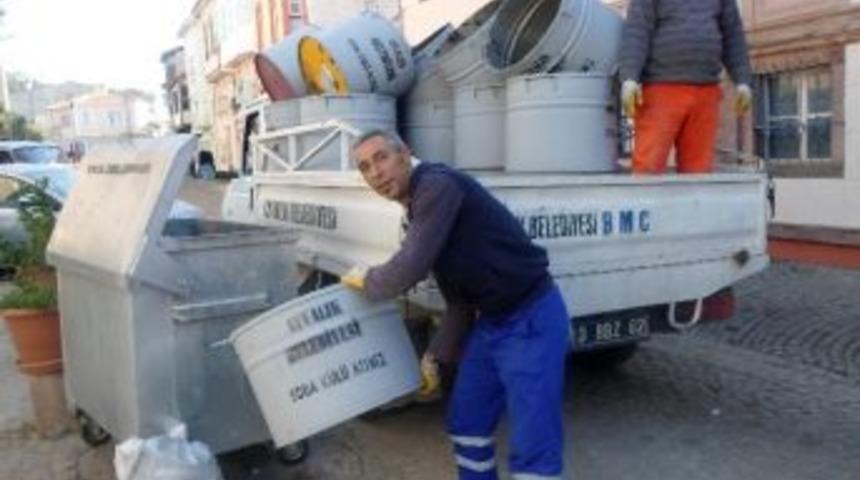 Ayvalık Belediyesi Cadde Ve Sokaklara Soba K&uuml;l&uuml; Kovaları Koyuyor