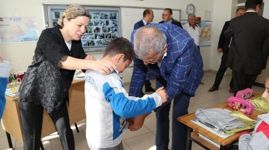 Mezitli Belediyesi&rsquo;nden &Ouml;ğrencilere Kitap Ve Eşofman