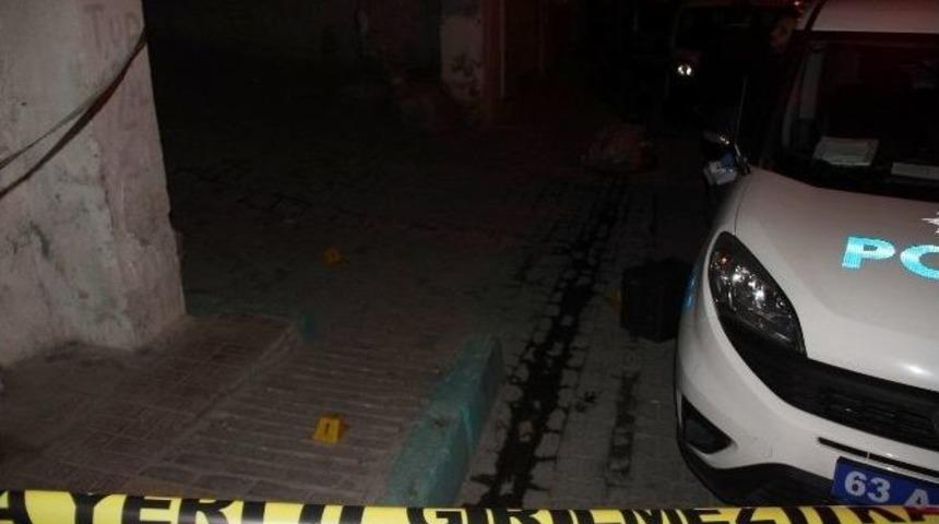 Evinin &Ouml;n&uuml;nde Silahlı Saldırıya Uğradı