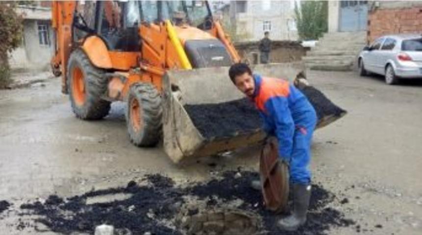Hakkari Belediyesi Kanalizasyon Kapaklarını Onarıyor