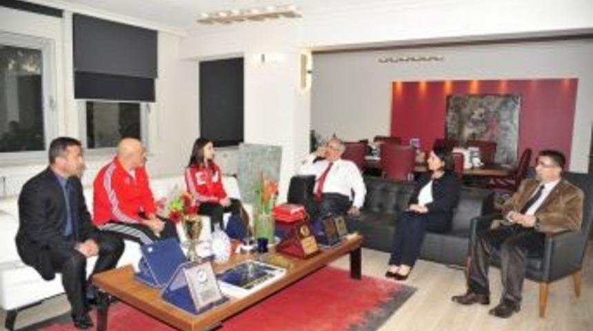 D&uuml;nya 3&rsquo;&uuml;nc&uuml;s&uuml; Sporcudan L&uuml;leburgaz Belediyesi&rsquo;ne Ziyaret