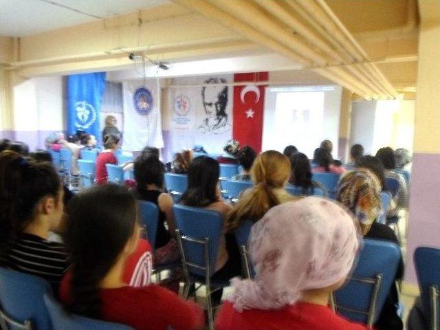 Yurt-kur Gediz Kız Öğrenci Yurdu’nda Öğrencilerle ‘farkındalık Konferansı’ Verildi