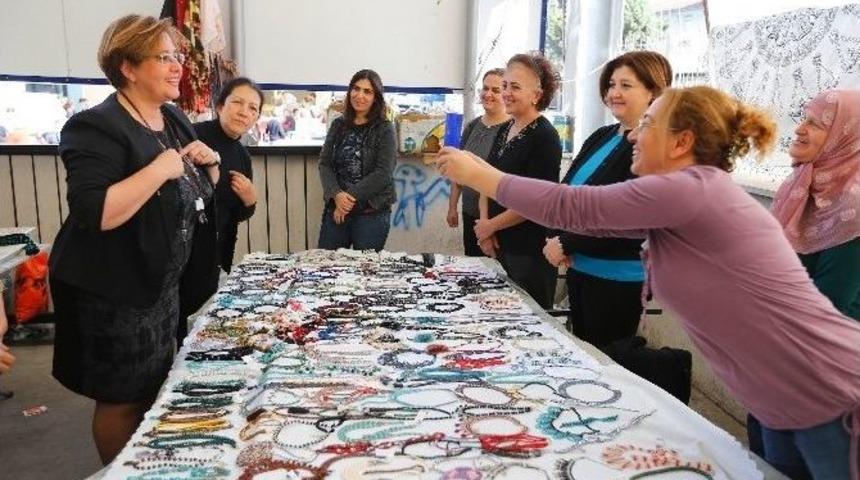 Konak&rsquo;ta Kadınların El Emeği &Uuml;r&uuml;nleri Pazara &Ccedil;ıktı
