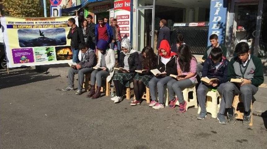 Bing&ouml;l&rsquo;de Farkındalık Oluşturmak İsteyen &Ouml;ğrenciler Cadde &Uuml;zerlerinde Kitap Okuyor