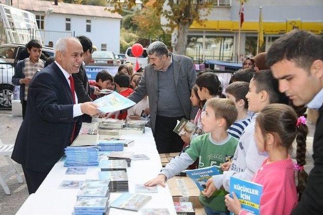 Büyükşehir’in Gezici Kütüphanesi Saimbeyli’de