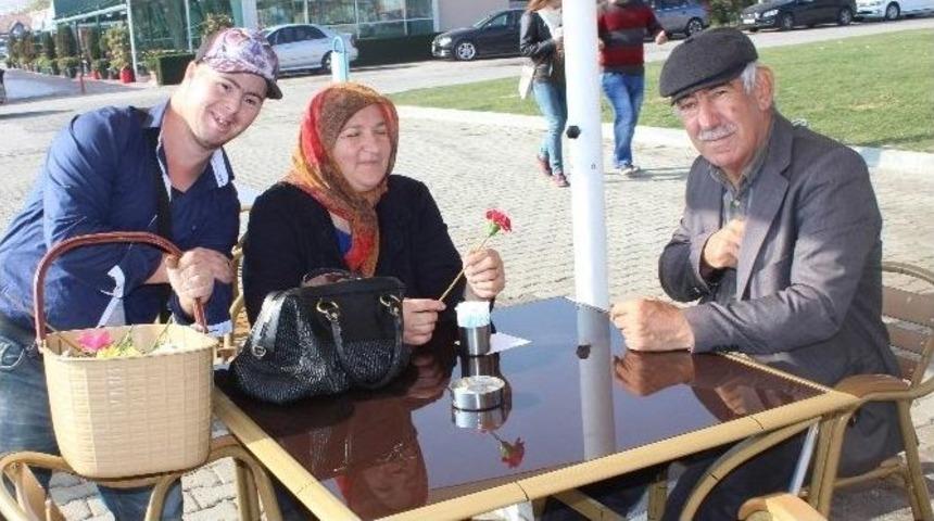 Sempatik Tavırlarıyla Y&uuml;zleri G&uuml;ld&uuml;r&uuml;yor