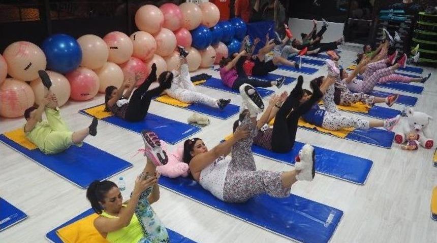 Pijamalı Pilatesle Spor Yaptılar