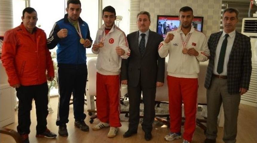 Taşkesenligil: &rsquo;vakarınızla D&uuml;nya Gen&ccedil;liğine &Ouml;rnek Olun&rsquo;