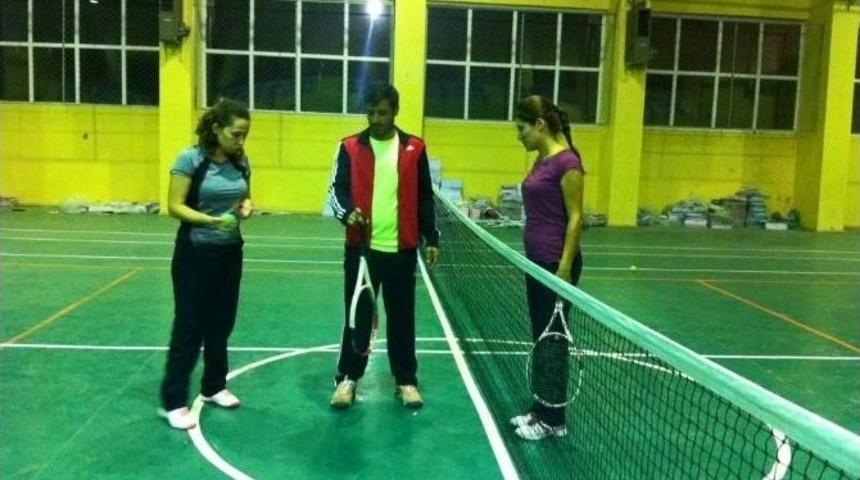 Şırnak&rsquo;ta &Ouml;ğretmeler G&uuml;n&uuml; Etkinlikleri Kapsamında Tenis Turnuvası D&uuml;zenlendi