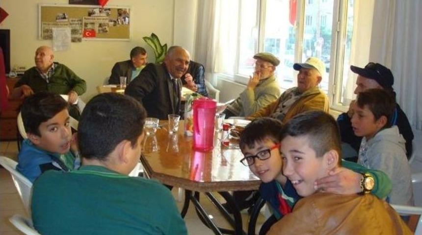 Burhaniye&rsquo;de &Ouml;ğrencilerin Huzurevi Ziyareti