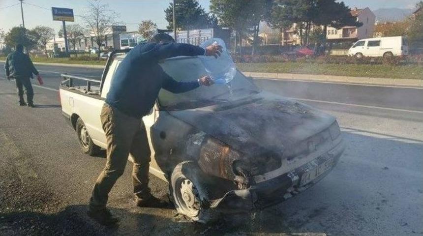 Yanan Kamyonetine Damacana İle M&uuml;dahale Etti