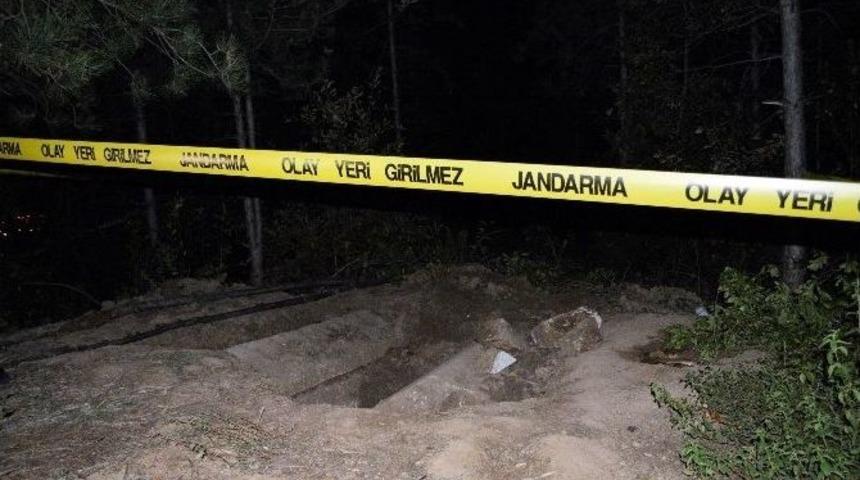 Definecilerin Kazı Yaptığı Alanda Eski Roma D&ouml;nemine Ait Lahit Mezar Bulundu