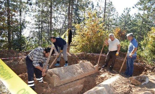 Definecilerin Kazı Yaptığı Alanda Eski Roma Dönemine Ait Lahit Mezar Bulundu