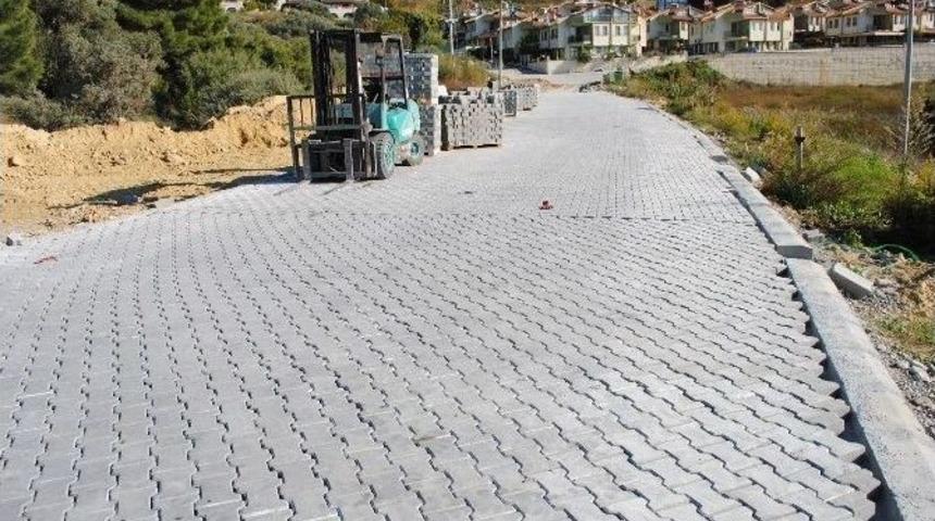 Kuşadası Belediyesi Yol &Ccedil;alışmalarına Devam Ediyor