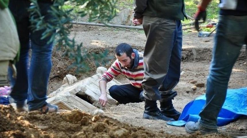 Zeytinlikte Bulunan Tarihi Lahdin 25 Yıl &Ouml;nce Defineciler Tarafından A&ccedil;ıldığı Ortaya &Ccedil;ıktı