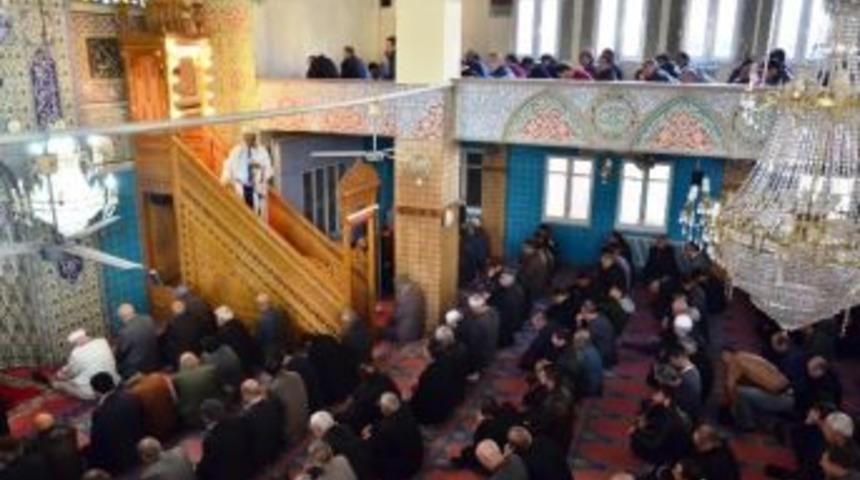 Cuma Hutbesinde K&uuml;resel Ter&ouml;r Ele Alındı