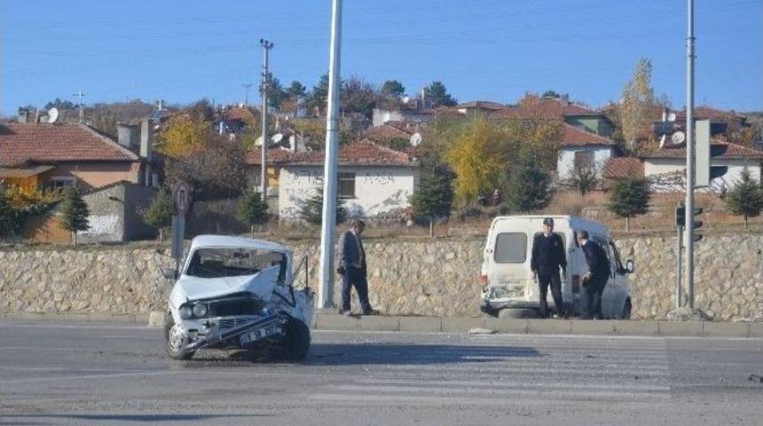 Sungurlu&rsquo;da Otomobille Minib&uuml;s &Ccedil;arpıştı
