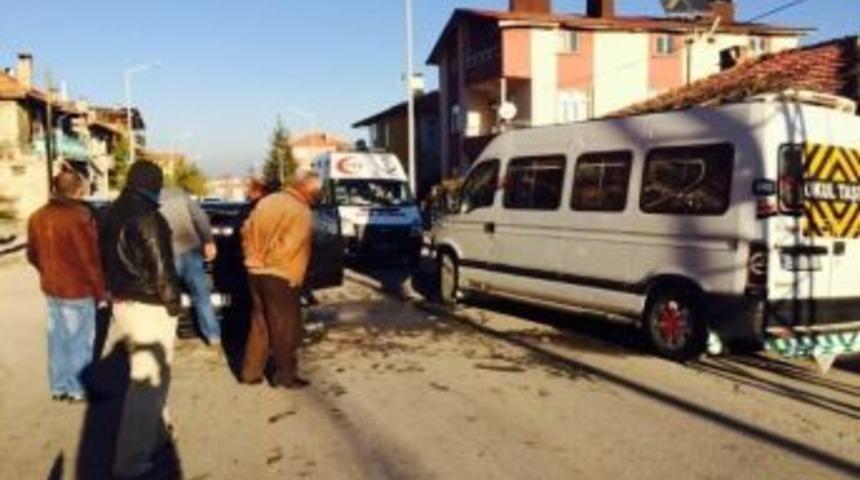 Otomobil İle &Ouml;ğrenci Servisi &Ccedil;arpıştı: &Uuml;&ccedil; Yaralı
