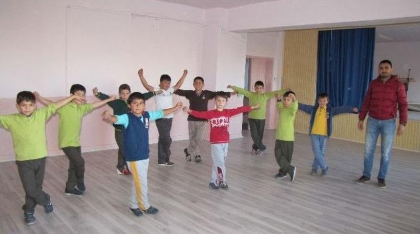 İlkokul &Ouml;ğrencilerine Halk Oyunları Kursu