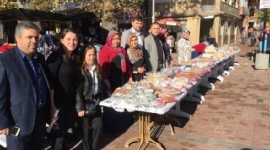 Derek&ouml;seler İlk&ouml;ğretim Okulu Aile Birliği Kermes D&uuml;zenledi