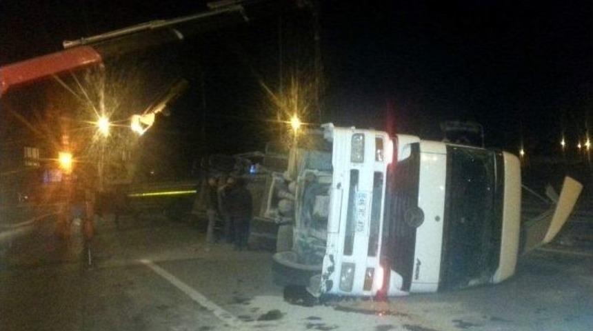 Virajı Alamayan &Ccedil;imento Y&uuml;kl&uuml; Tır Devrildi