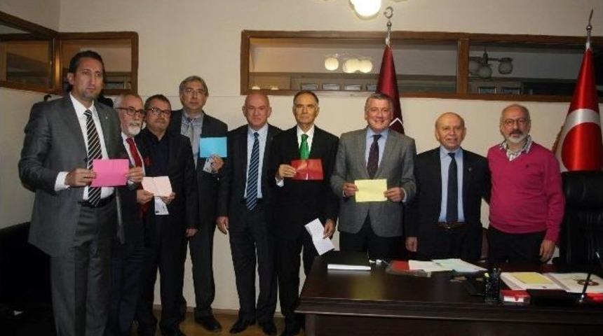 Trabzonspor&rsquo;da Başkan Adayları&rsquo;nın Yarışacakları Listelerin Renkleri &Ccedil;ekilen Kura İle Belirlendi