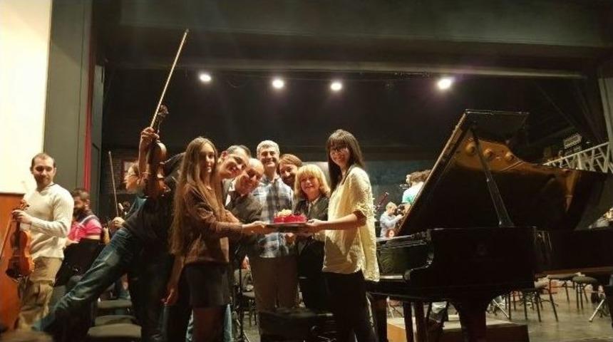 &Uuml;nl&uuml; Sanat&ccedil;ı İdil Biret&rsquo;e S&uuml;rpriz Doğum G&uuml;n&uuml; Partisi