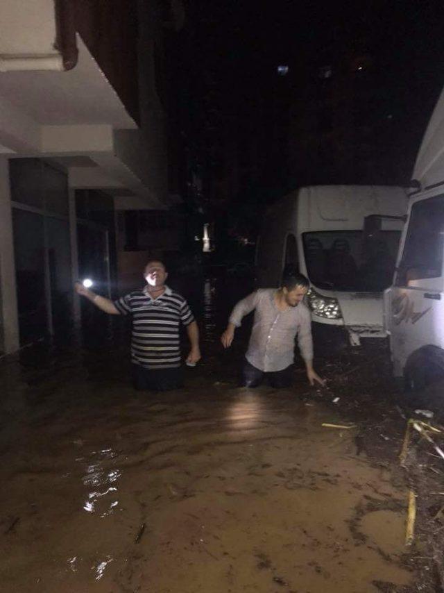 Trabzon'da sel ve heyelan; yollar kapandı, mahsur kalanlar kurtarıldı